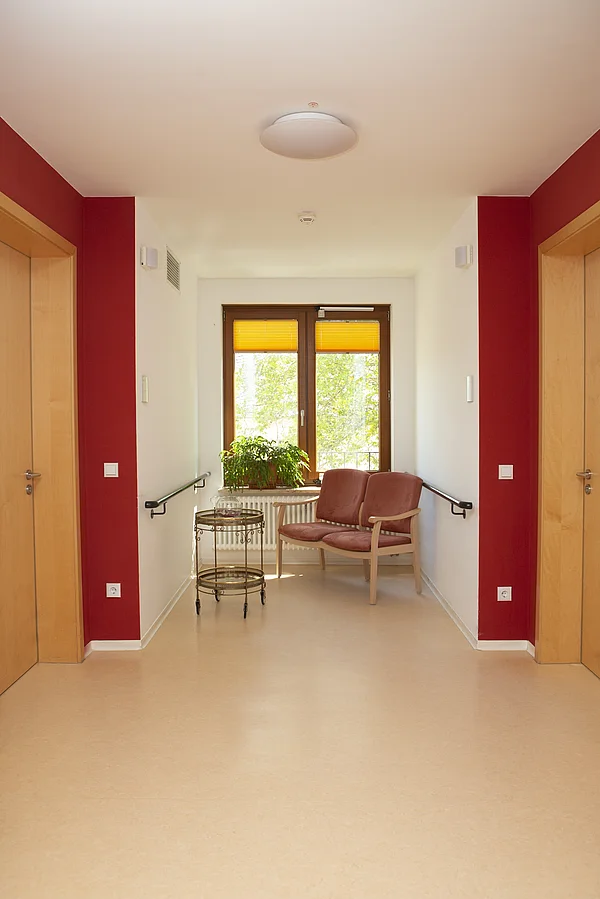 Flur mit Sitzecke, Fenster und auffallend roten Wänden