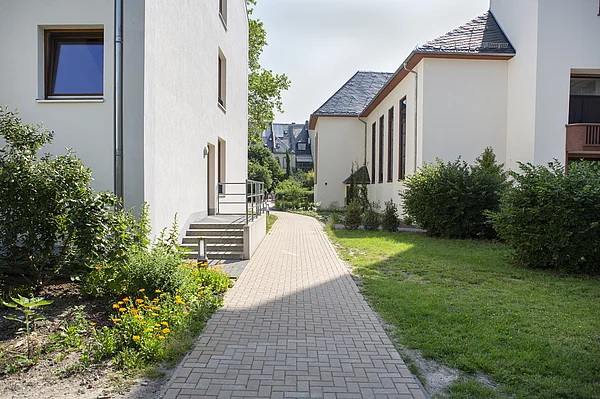 Barrierefreier Weg durch die Außenanlage des Nellinistift