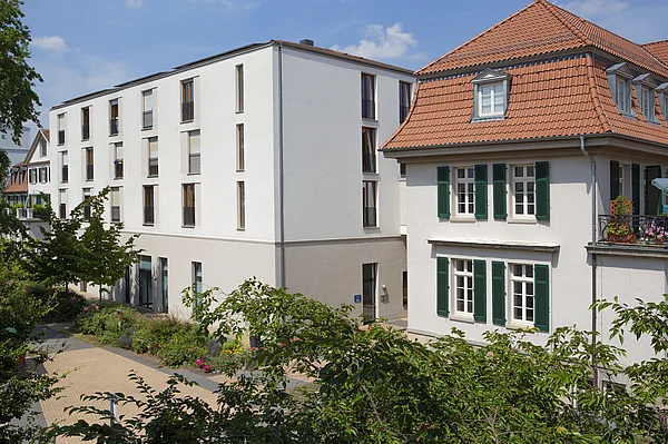Ehemaliges und neues Nellinistift-Gebäude nebeneinander